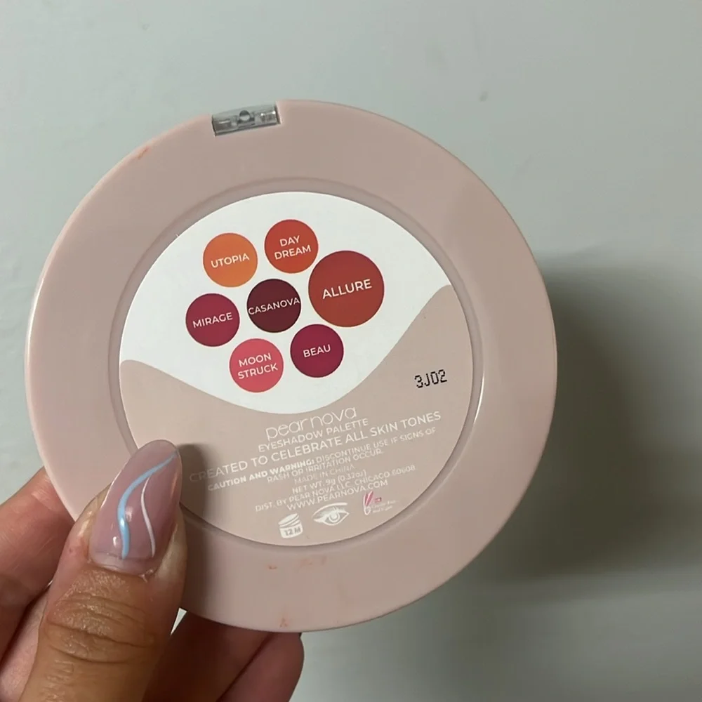 NEW! Pear Nova eyeshadow palette - Picture 3 of 4